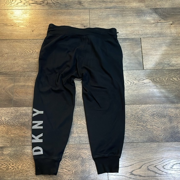 DKNY sport women’s Capri sweatpants, black medium excellent like new condition - Picture 2 of 4